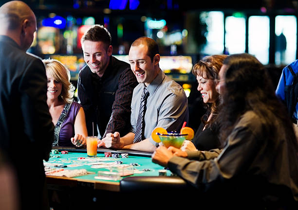 Live dealer spinning American Roulette wheel at cuan99